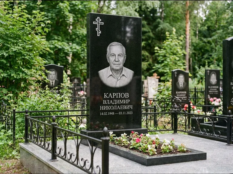 Памятник из чёрного гранита — узкая стела с ажурным крестом с православным восьмиконечным крестом, работа «Гущин» в Новосибирске