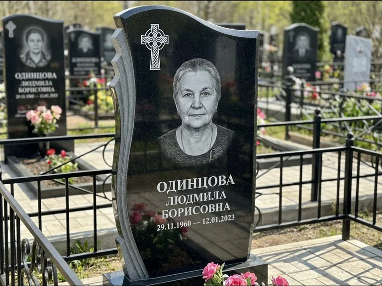 Памятник из чёрного гранита — стела с портретным овалом с кельтским крестом, работа «Савельева» в Новосибирске