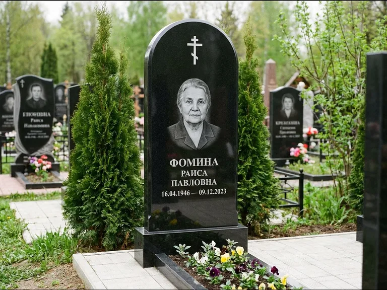 Памятник из чёрного гранита — вертикальная стела с латинским крестом, работа «Некрасова» в Новосибирске