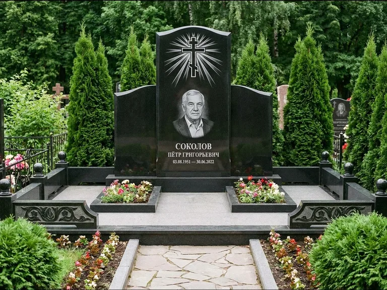 Памятник из чёрного гранита — низкая стела с крестом сбоку с золочёным крестом, работа «Верещагин» в Новосибирске