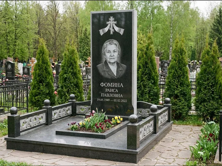 Памятник из чёрного гранита — семейный мемориал с ажурным резным крестом, работа «Мельникова» в Новосибирске