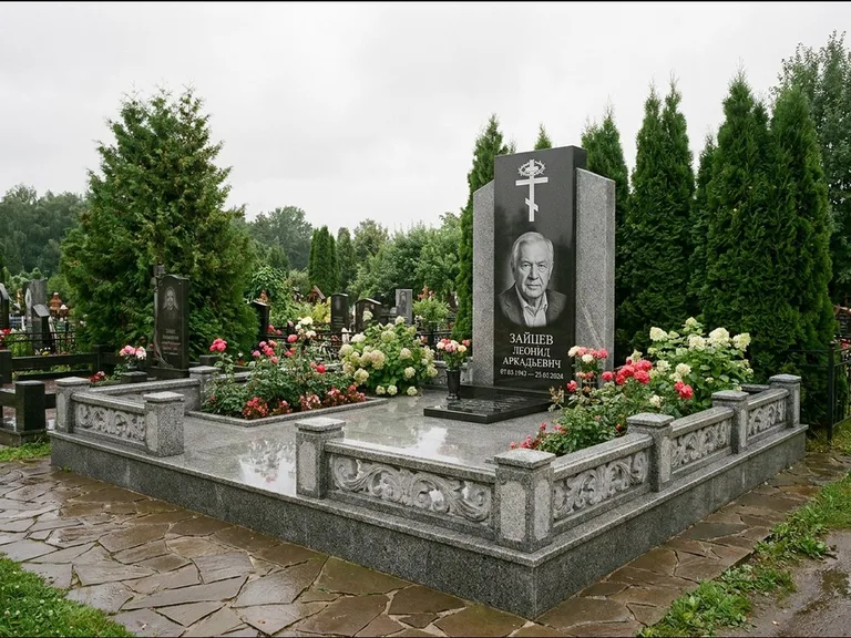 Памятник из чёрного гранита — стела с двумя портретами с крестом с рушником, работа «Богданов» в Новосибирске