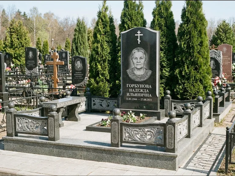 Памятник из чёрного гранита — стела с золочёным крестом с крестом с терновым венцом, работа «Селезнёва» в Новосибирске