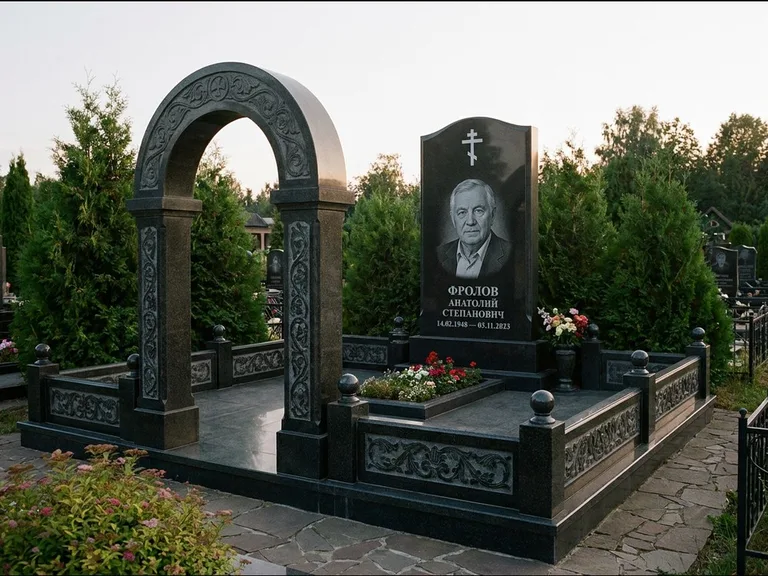 Памятник из чёрного гранита — высокая стела с процветшим крестом с православным восьмиконечным крестом, работа «Панкратов» в Новосибирске
