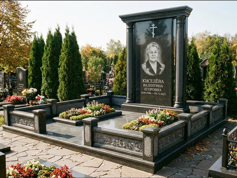 Памятник из чёрного гранита — стела с кельтским крестом с латинским крестом, работа «Ерофеева» в Новосибирске