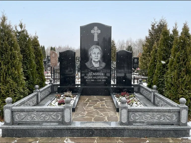Памятник из чёрного гранита — стела с крестом и ветвью с кельтским крестом, работа «Лаврентьева» в Новосибирске