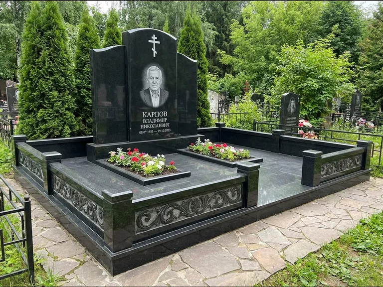 Памятник из чёрного гранита — двойная семейная стела с крестом на Голгофе, работа «Тихонов» в Новосибирске