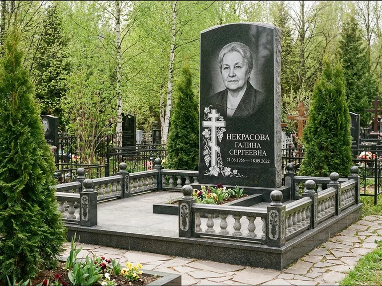 Памятник из чёрного гранита — стела с крестом и книгой с крестом с распятием, работа «Савельева» в Новосибирске