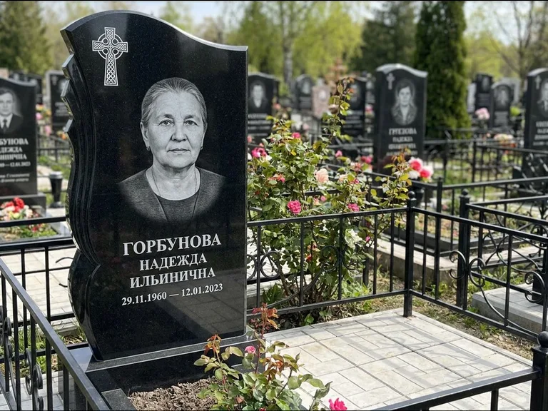 Памятник из чёрного гранита — высокий обелиск с кельтским крестом, работа «Одинцова» в Новосибирске