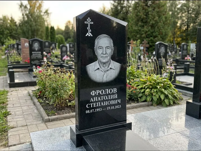 Памятник из чёрного гранита — стела со столиком и скамьёй с крестом на Голгофе, работа «Верещагин» в Новосибирске