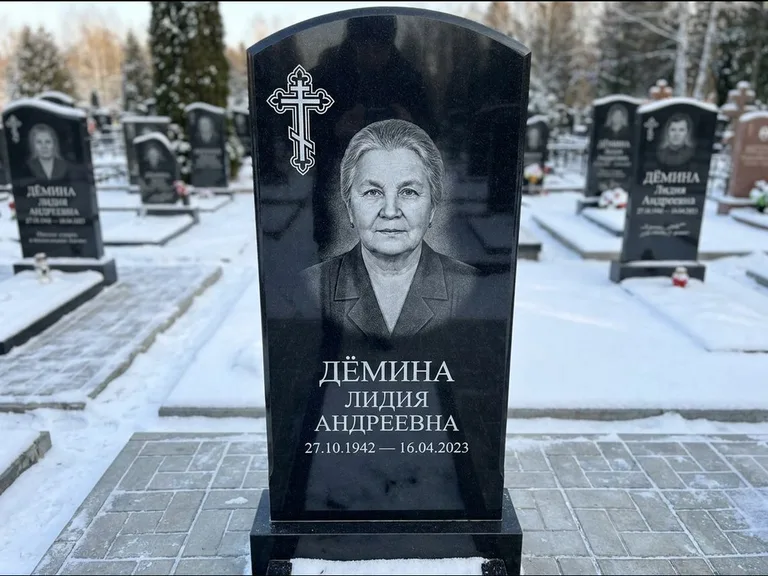 Памятник из чёрного гранита — стела домиком с крестом в лучах, работа «Селезнёва» в Новосибирске
