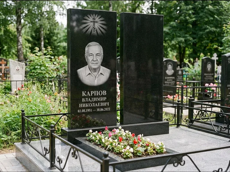 Памятник из чёрного гранита — ступенчатая стела с золочёным крестом, работа «Панкратов» в Новосибирске