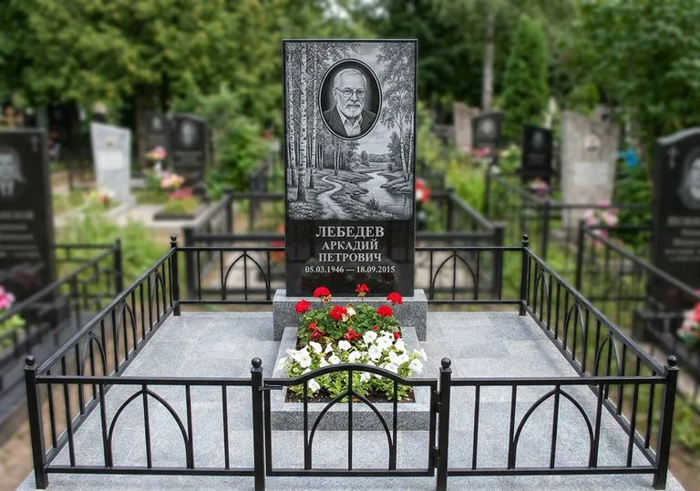 Памятник с гравировкой берёзовой рощи, портретом и надписью в Новосибирске