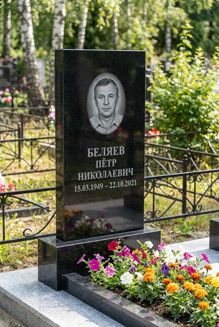 Вертикальный чёрный гранитный памятник под ключ с цветником в Новосибирске