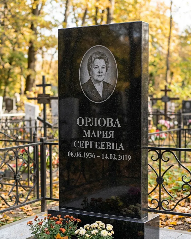 Вертикальный серый гранитный памятник под ключ, осень в Новосибирске