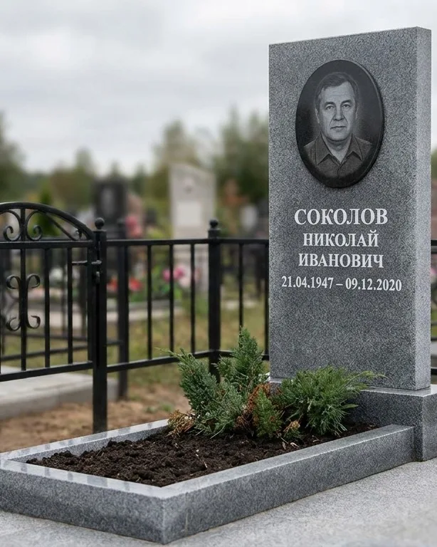 Чёрный памятник под ключ на гранитном цоколе в Новосибирске