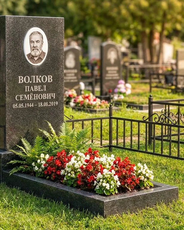 Тёмно-серый памятник под ключ с художественной гравировкой в Новосибирске