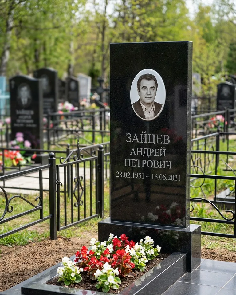 Памятник под ключ с гранитной вазой и цветами в Новосибирске
