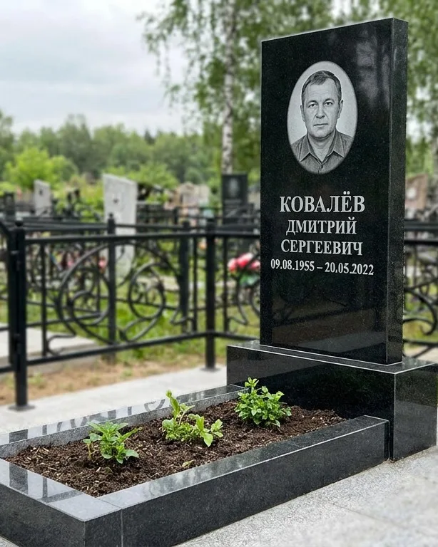 Горизонтальный серый памятник под ключ, осень в Новосибирске