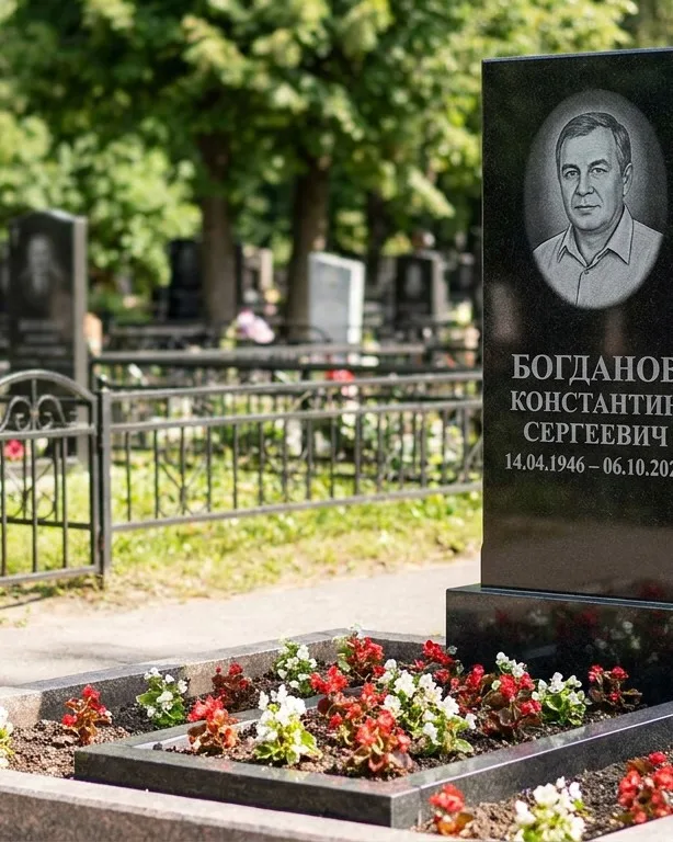 Низкий горизонтальный памятник под ключ с цветником в Новосибирске