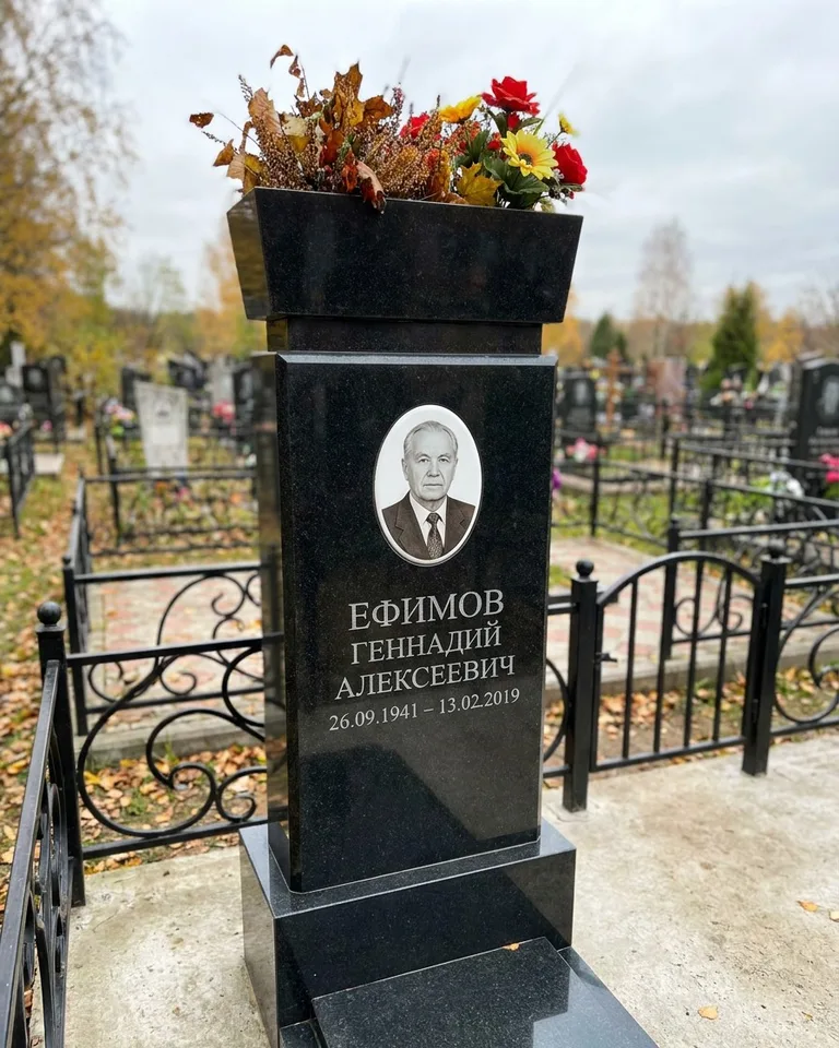 Двойной семейный памятник под ключ с портретами в Новосибирске