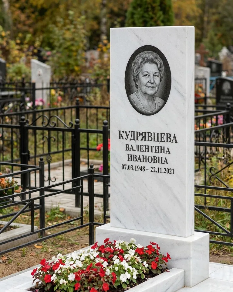 Двойной памятник под ключ с цоколем и плиткой в Новосибирске
