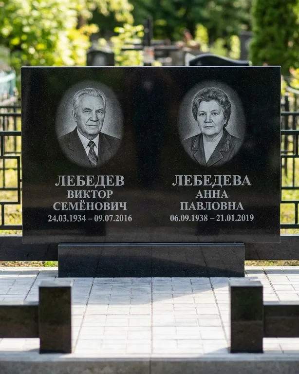 Памятник под ключ из красного гранита в Новосибирске