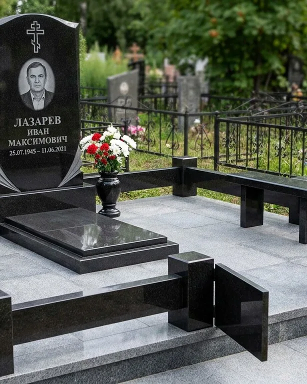 Памятник под ключ зимой с венком в Новосибирске