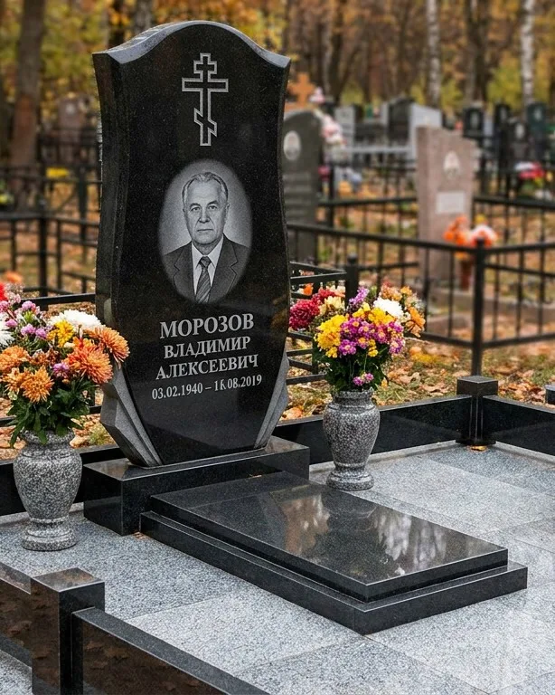 Памятник под ключ со скамьёй и мощением в Новосибирске