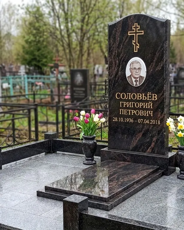 Памятник под ключ с гранитным цоколем и вазой, осень в Новосибирске