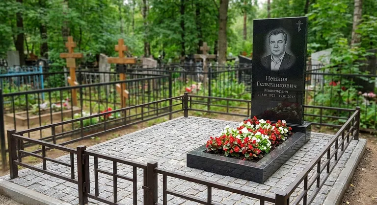 Памятник под ключ с цветником и благоустройством в Новосибирске