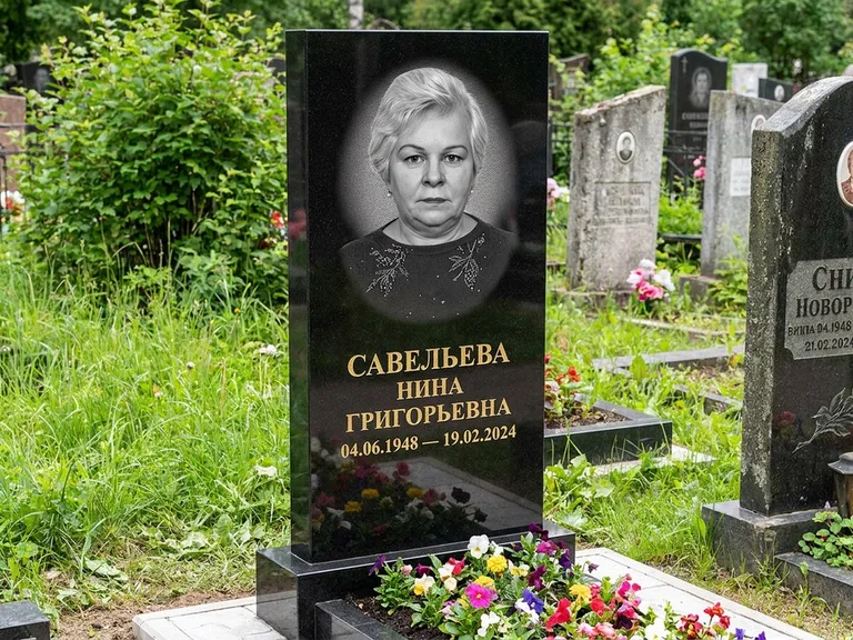 Портрет на памятнике в Новосибирске — Паспортное фото восстановили и награвировали на чёрной стеле