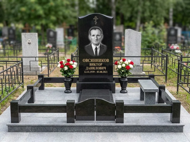 Портрет на памятнике в Новосибирске — Старый снимок → гравировка на премиум-комплексе с плиткой и оградой