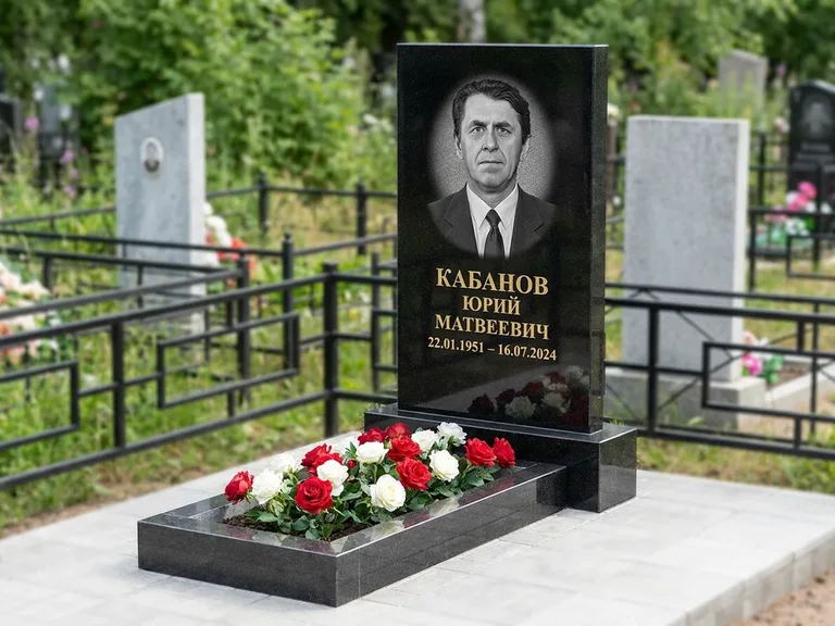Портрет на памятнике в Новосибирске — Старый снимок → гравировка на вертикальной стеле