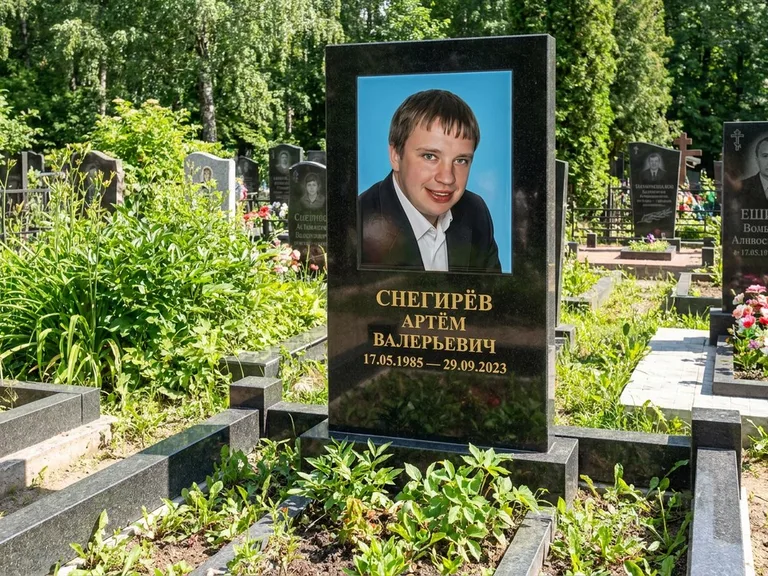 Портрет на памятнике в Новосибирске — Цветное фото → прямоугольная фотокерамика на чёрном граните