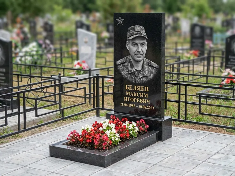 Портрет на памятнике в Новосибирске — Военное фото → цветная фотокерамика, гравированная звезда
