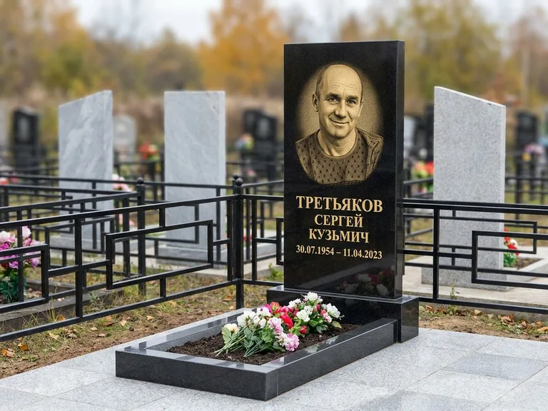 Портрет на памятнике в Новосибирске — Восстановленный портрет → гравировка на вертикальной стеле