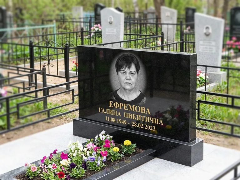 Портрет на памятнике в Новосибирске — Ч/б портрет → гравировка на горизонтальном памятнике