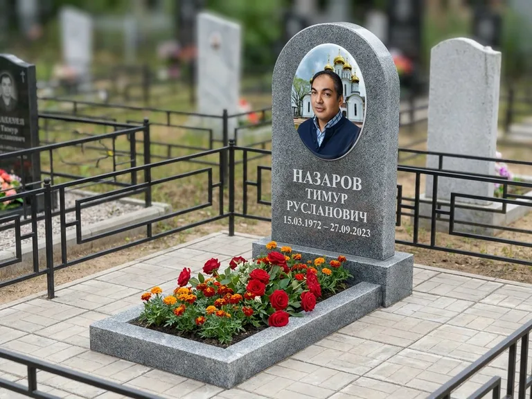 Портрет на памятнике в Новосибирске — Цветной портрет → фотокерамика-овал на сером граните, буквы белые