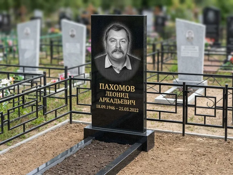 Портрет на памятнике в Новосибирске — Маленькое фото → гравировка на простом бюджетном памятнике