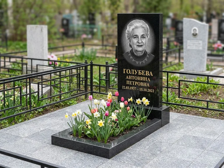 Портрет на памятнике в Новосибирске — Выцветший скан восстановили и награвировали на стеле