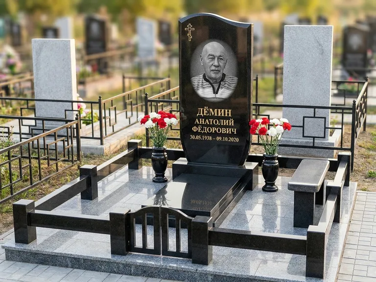 Портрет на памятнике в Новосибирске — Реставрация → гравировка на премиум-комплексе