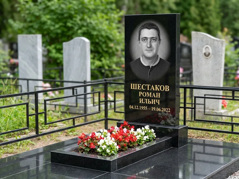 Портрет на памятнике в Новосибирске — Ч/б портрет → гравировка на стеле