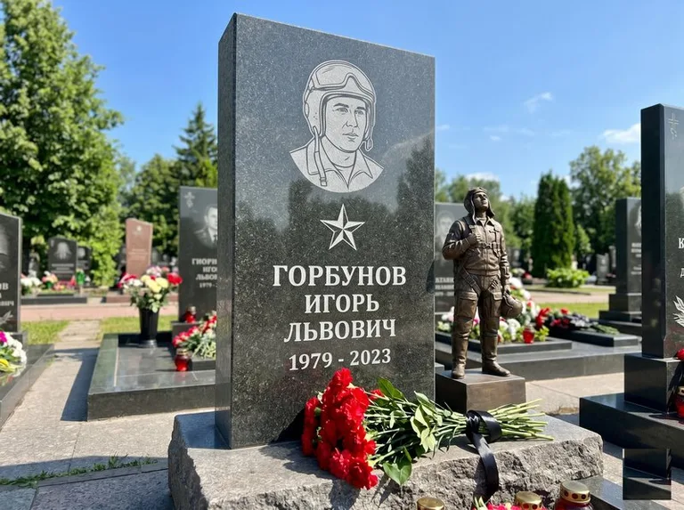 Гранитная фигура лётчика на памятнике военному со звездой в Новосибирске