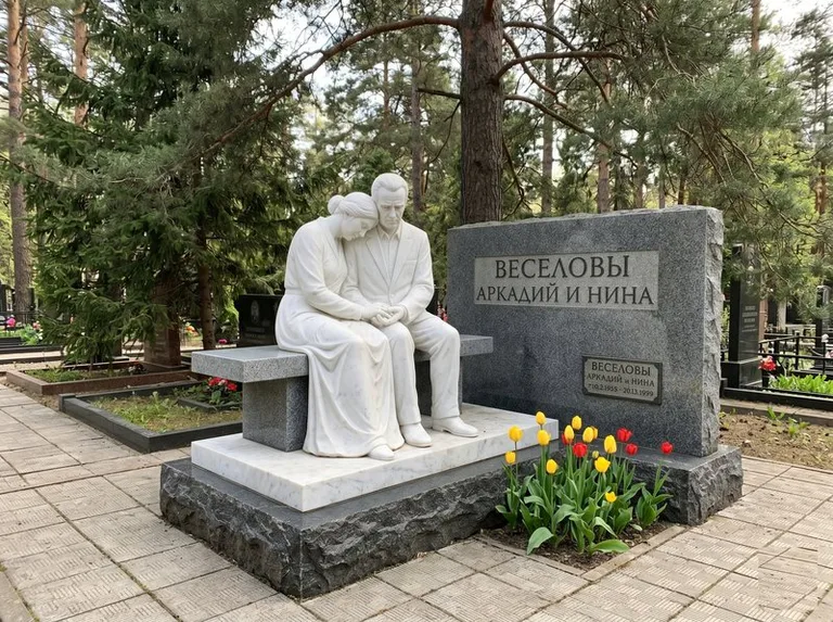 Мраморная скорбящая пара на эксклюзивном мемориале в Новосибирске