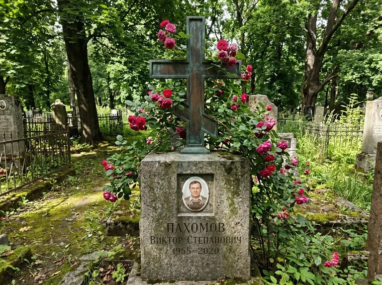 Бронзовый крест с розами на гранитной плите в Новосибирске