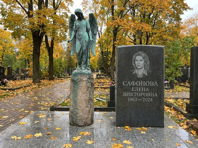 Бронзовый ангел на колонне рядом с памятником в Новосибирске
