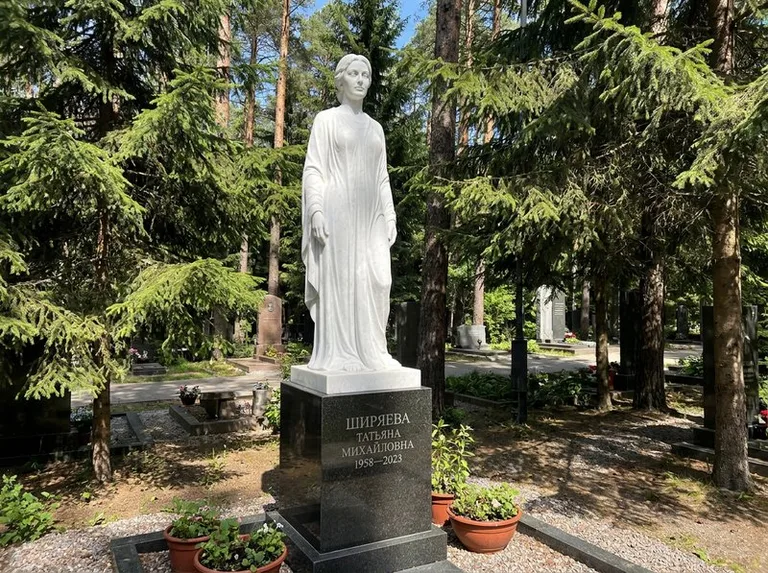 Ростовая женская фигура с портретным сходством на мемориале в Новосибирске