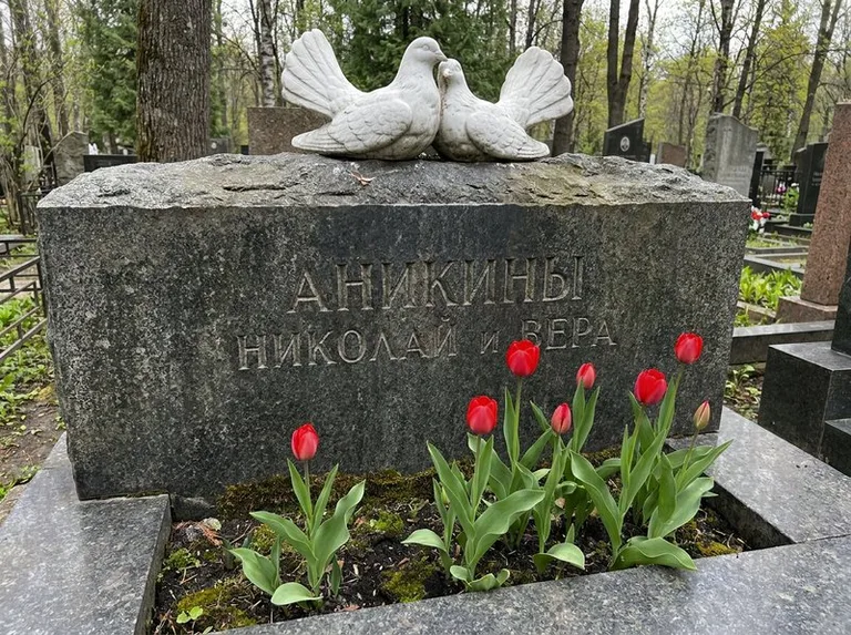 Пара голубей из литьевого мрамора на гранитной плите в Новосибирске