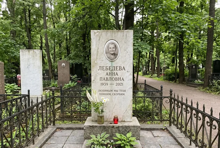Уборка могилы до и после осенью — городское кладбище в Новосибирске